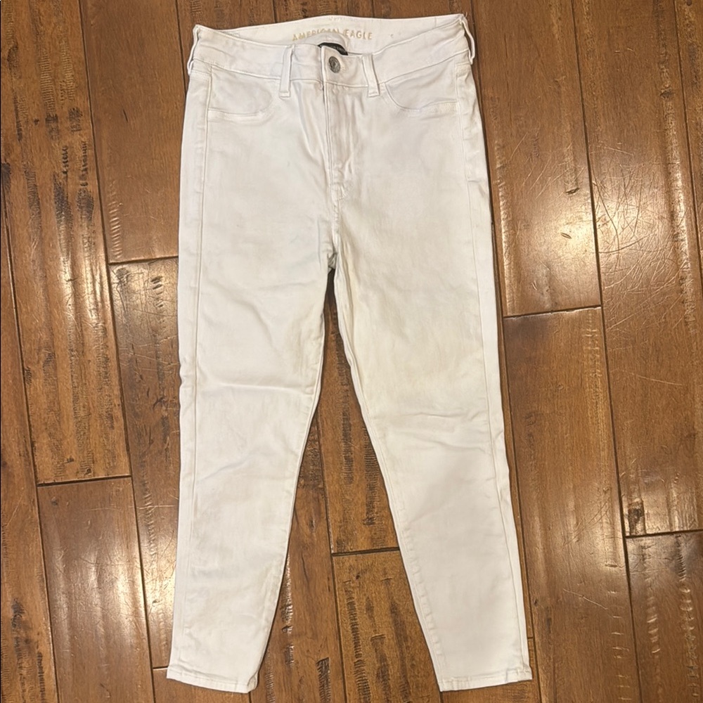 American Eagle Outfitters White Skinny Jeans Sleek and Modern
